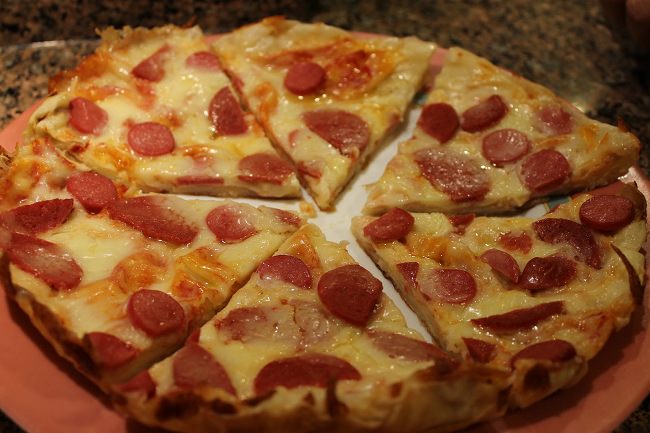 hazir-baklava-yufkasiyla-pizza-yapimi