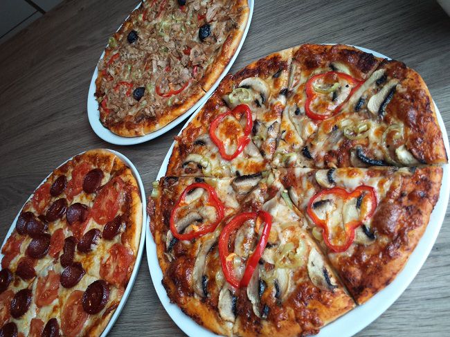 hazir-baklava-yufkasiyla-pizza-yapimi